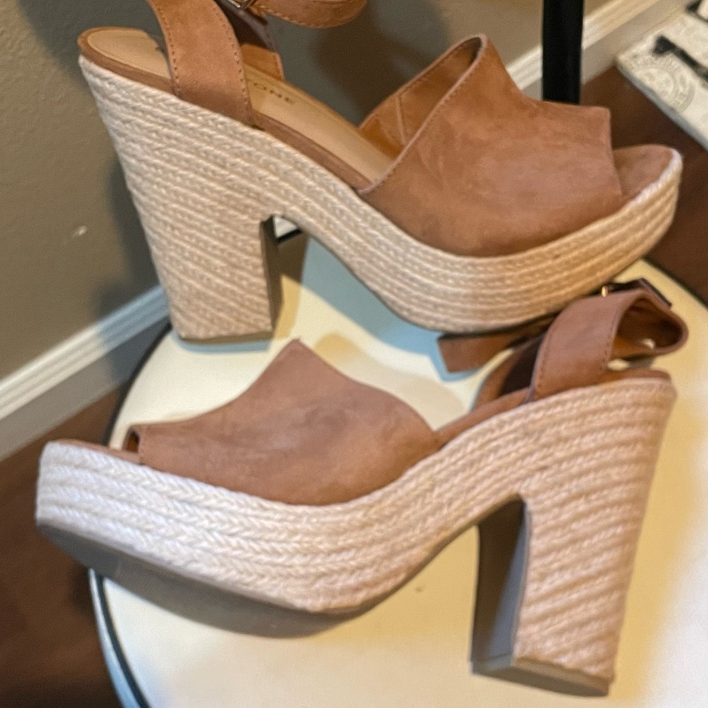 Tan and cream high heel wedges #highheels #wedges